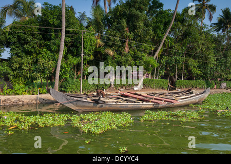 Festgemachten Boot auf das Kanalsystem im indischen Bundesstaat Kerala Stockfoto