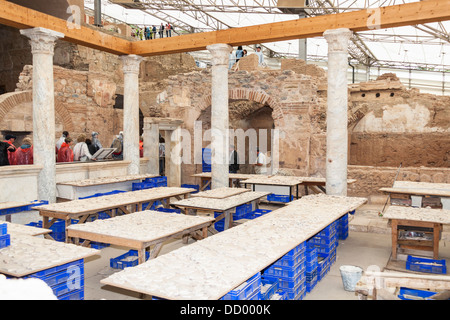 Ein großer Raum innerhalb eines Terrassenhäuser, verwendet als Wiederherstellung Bereich, Ephesus, Türkei Stockfoto