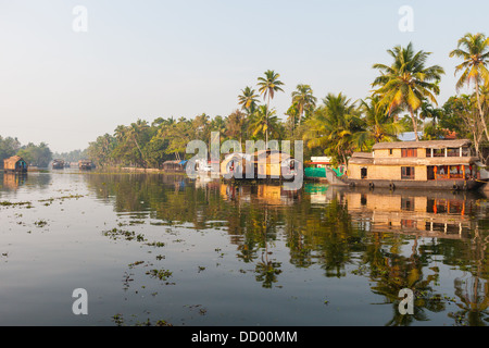 Kreuzfahrt-Hausboote auf den Seen von Kerala. Süd-Indien Stockfoto