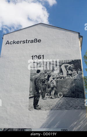 Gedenkstätte Berlin Wandbild auf Seite des Mehrfamilienhauses in Ackerstrasse mit Fotografien der Bau der Mauer Stockfoto