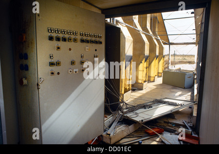 Experimentelle Solarforschungsstation in Kuwait, 1990 vom Irak zerstört - erste Solarwächshaus Kuwait-Deutscher Projektkontrollraum Stockfoto