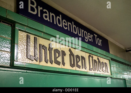 Unter Den Linden anmelden alten gotische Schrift in S-Bahn Station neue Namen Brandenburger Tor über S2 Linie Berlin Deutschland Stockfoto
