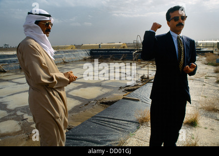 Kuwait Direktor von KISR erklärt Schäden an solarbetriebenen Gewächshäusern durch Iraker im Konflikt von 1990 in der Experimental Research Station Stockfoto