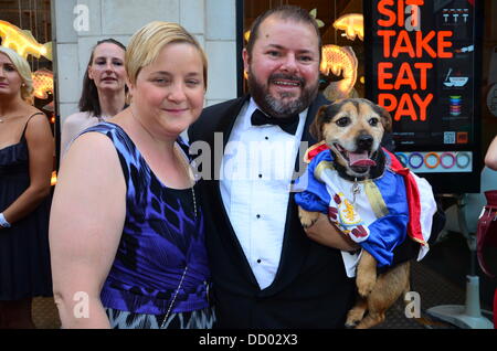 London UK 21. August 2013: Hunde-Liebhaber besucht CH5 TV Launch Party -, die die Welten die meisten verwöhnten Haustier? bei DSTRKT. Stockfoto