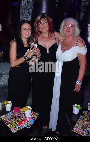 London UK 21. August 2013: Hunde-Liebhaber besucht CH5 TV Launch Party -, die die Welten die meisten verwöhnten Haustier? bei DSTRKT. Stockfoto