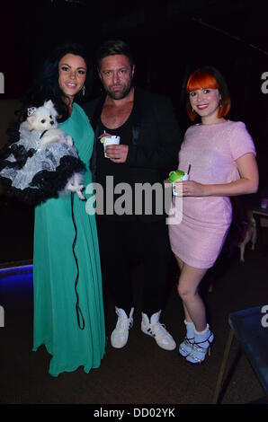 London UK 21. August 2013: Hunde-Liebhaber besucht CH5 TV Launch Party -, die die Welten die meisten verwöhnten Haustier? bei DSTRKT. Stockfoto