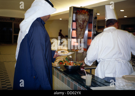 Kuwait Self Service Restaurant Mann Döner kaufen Stockfoto