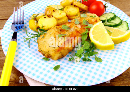 Fischfilet mit Rosmarinkartoffeln, Gemüse, Nahaufnahme Stockfoto