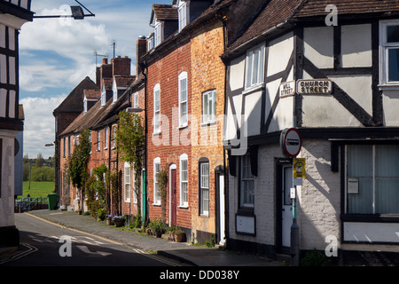 19. Jahrhunderts Ziegel auf dem Land mit älteren Fachwerkbauten auf der Ecke der Straße Tewkesbury Gloucestershire England UK Stockfoto
