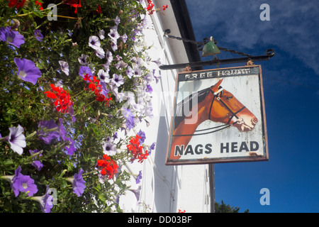 Nags Head Pub Schild und Blumen Twyn Square Usk Brynbuga Monmouthshire South Wales UK Stockfoto