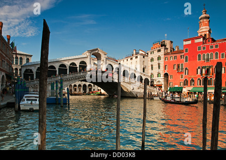 Die Rialto-Brücke (Ponte di Rialto) ist überspannt den Canal Grande in Venedig, Italien Stockfoto