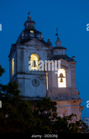 Igreja de Santo Antonio Kirchtürme in der Nacht / Dämmerung / Dämmerung Lagos Algarve Portugal Stockfoto