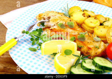 Gebratene Rosmarinkartoffeln und Fischfilet mit Gemüse, Nahaufnahme Stockfoto