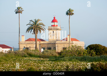 Ponta da Piedade Punkt der Frömmigkeit Leuchtturm bei Sonnenuntergang mit Blumenwiese im Vordergrund in der Nähe von Lagos Algarve Portugal Stockfoto