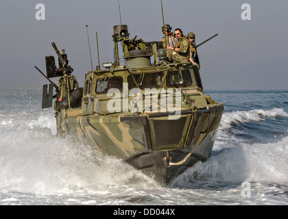 Ein US-Navy Riverine Befehl Boot Patrouillen während des Trainings Spartan Kopis 12. August 2013 vor der Küste von Bahrain. Stockfoto