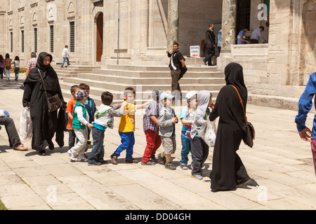 Muslimische Kinder besuchen Süleymaniye-Moschee, Istanbul, Türkei Stockfoto