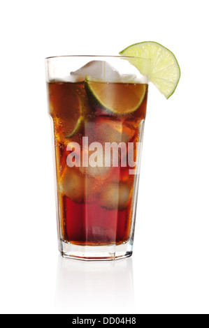 Cuba Libre cocktail isoliert auf weißem Hintergrund Stockfoto