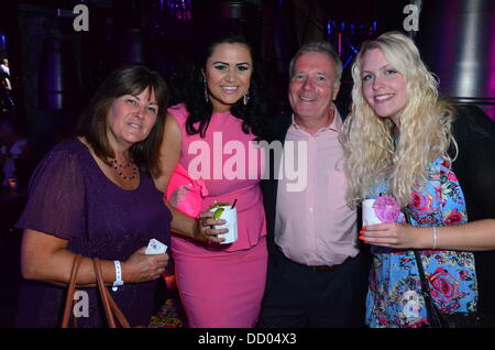 London UK 21. August 2013: Hunde-Liebhaber besucht CH5 TV Launch Party -, die die Welten die meisten verwöhnten Haustier? bei DSTRKT. Stockfoto