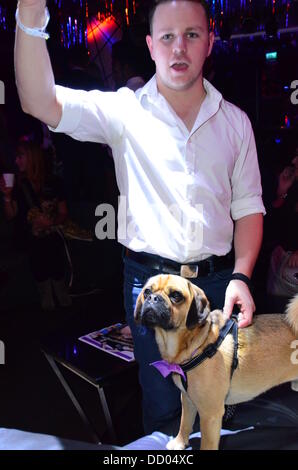 London UK 21. August 2013: Hunde-Liebhaber besucht CH5 TV Launch Party -, die die Welten die meisten verwöhnten Haustier? bei DSTRKT. Stockfoto