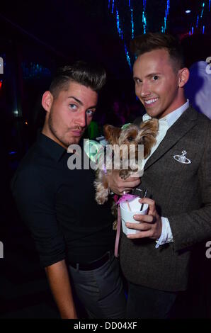 London UK 21. August 2013: Hunde-Liebhaber besucht CH5 TV Launch Party -, die die Welten die meisten verwöhnten Haustier? bei DSTRKT. Stockfoto