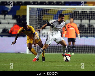 Süd-Wales, UK. 22. August 2013. Donnerstag, 22. August 2013 im Bild: Jordi Amat des Swansea (R) gegen Sony Mustivar der Petrolul Ploiesti (L).  Re: UEFA Europa League, Play-off Runde, 1. Etappe, V Swansea City FC Petrolul Ploiesti an der Liberty Stadium, South Wales, UK. Bildnachweis: D Legakis/Alamy Live-Nachrichten Stockfoto