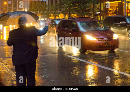 Mann ein Taxi in New York City Stockfoto