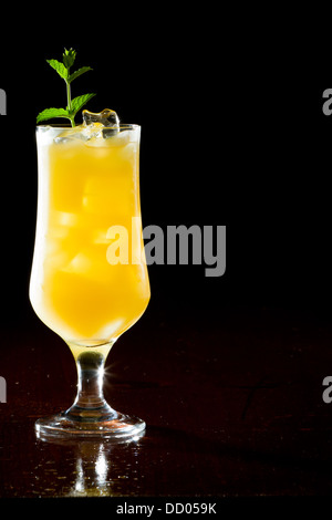 Schraubendreher, frischen Orangensaft mit Wodka serviert in einem Stamm Glas auf einem dunklen Balken Stockfoto