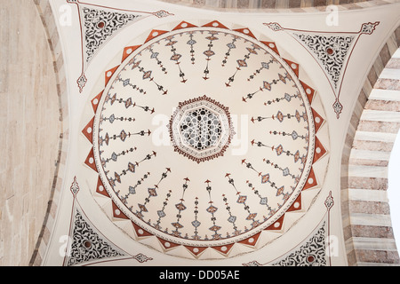 Eine gemusterte dekorative Kuppeldecke, Süleymaniye-Moschee, Istanbul, Türkei Stockfoto