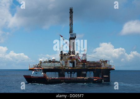 SS 43 Öl-Bohrinsel Petrobras Offshore-Campos-Becken, Rio De Janeiro, Brasilien, mit Versorgungsschiff an der Seite gearbeitet. Stockfoto