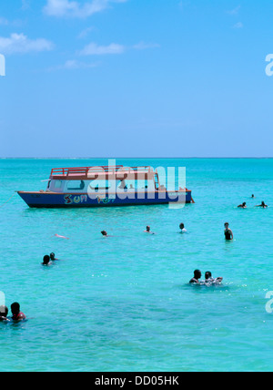 Tobago Nylon Pool & Glasbodenboot Stockfoto