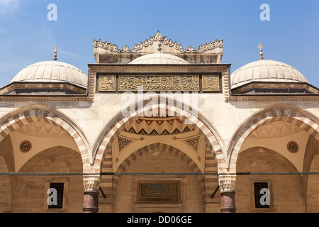 Bögen in den Innenhof, Süleymaniye-Moschee, Istanbul, Türkei Stockfoto