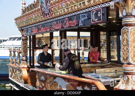 Boot als schwebende Küche, Ankern neben Galata-Brücke, Eminonu, Goldenes Horn, Istanbul, Türkei Stockfoto