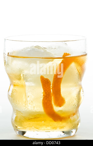Orange Twist, cocktail Garnitur isoliert auf weißem Hintergrund Stockfoto