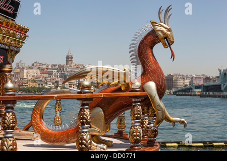 Mythische Galionsfigur auf einem Boot vor Anker neben Galata-Brücke, Eminonu, Goldenes Horn, Istanbul, Türkei Stockfoto