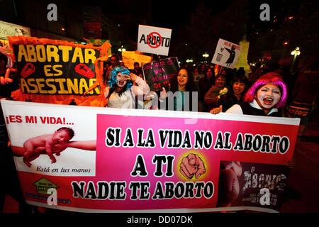 LA PAZ, Bolivien, 22. August 2013. Menschen nehmen Teil an einer Demonstration organisiert von Red Pro-Vida (Pro Life Network) gegen die Entkriminalisierung der Abtreibung zu protestieren. Bolivien hat ob Abtreibung seit März 2012 zu entkriminalisieren debattiert.  Bildnachweis: James Brunker / Alamy Live News Stockfoto