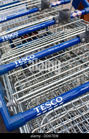 Einkaufswagen vor dem Supermarkt Tesco. Stockfoto