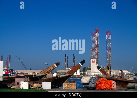 Waren für das Laden von Dhaus auf Creek Sharjah Vereinigte Arabische Emirate Stockfoto
