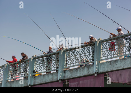 Männer Angeln am Galata-Brücke, Istanbul, Türkei Stockfoto