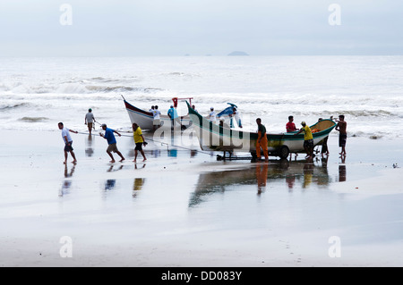 Lokale Fischer schleppen kleine Kanus am Pico, Matinhos, Parana Zustand Küste, Süd-Brasilien Stockfoto
