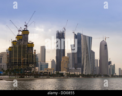 Panoramablick auf viele Baukräne und aktiven Baustellen auf die Skyline von Doha, Katar, Naher Osten Stockfoto