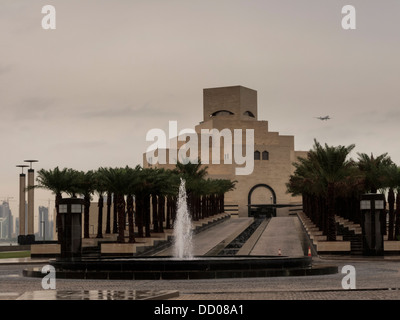 Brunnen und von Bäumen gesäumten Promenade von Museum für Islamische Kunst in Doha, Katar, Naher Osten Stockfoto