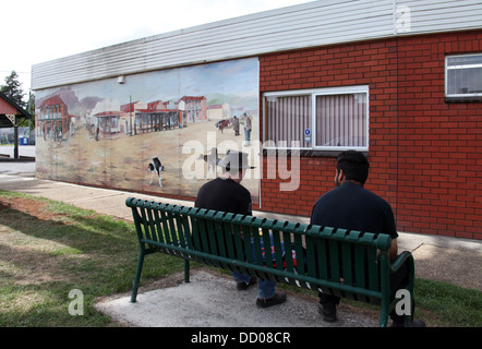 Wandbild in der tasmanischen Sheffield mit zwei Männer sitzen auf einem öffentlichen Platz Stockfoto