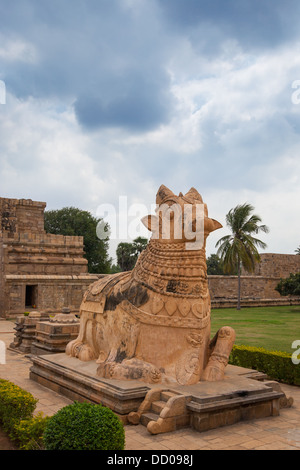 Stein-Statue einer Kuh im indischen Tempel. Bundesstaat Tamil Nadu. Stockfoto