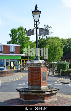 Wegweiser im 19. Jahrhundert nach dem Pferd ändern, High Street, Bagshot, Surrey, England, Vereinigtes Königreich Stockfoto