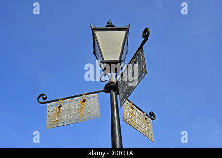 Wegweiser im 19. Jahrhundert nach dem Pferd ändern, High Street, Bagshot, Surrey, England, Vereinigtes Königreich Stockfoto