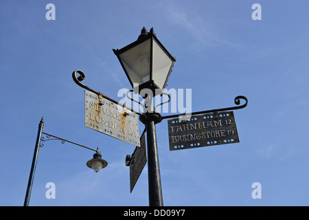 Wegweiser im 19. Jahrhundert nach dem Pferd ändern, High Street, Bagshot, Surrey, England, Vereinigtes Königreich Stockfoto