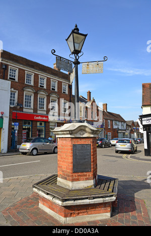 Wegweiser im 19. Jahrhundert nach dem Pferd ändern, High Street, Bagshot, Surrey, England, Vereinigtes Königreich Stockfoto