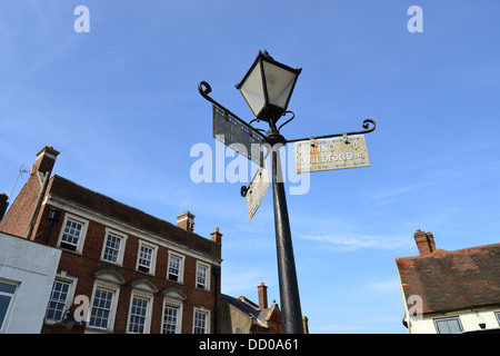 Wegweiser im 19. Jahrhundert nach dem Pferd ändern, High Street, Bagshot, Surrey, England, Vereinigtes Königreich Stockfoto