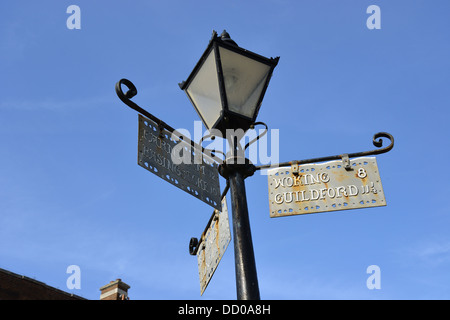 Wegweiser im 19. Jahrhundert nach dem Pferd ändern, High Street, Bagshot, Surrey, England, Vereinigtes Königreich Stockfoto