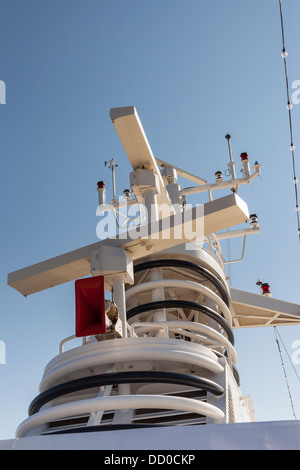 Navigation Radaranlagen auf der Noordam Kreuzfahrt Schiff, eines der Holland America Line Flotte Stockfoto